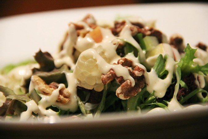 Ensalada con aderezo, cheso cheddar y tocino. Es cierto que las ensaladas son una excelente opción pero solas. Pero no te engañes, esos aderezos y demás ingredientes extras son equivalentes a una hamburguesa.