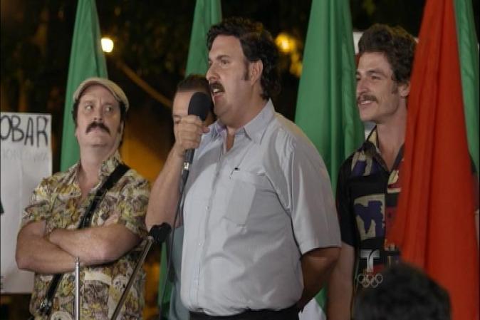 Escobar apoya abiertamente las ideas de Galán. Después de su discurso en plaza publica, regala dinero a los futuros votantes.