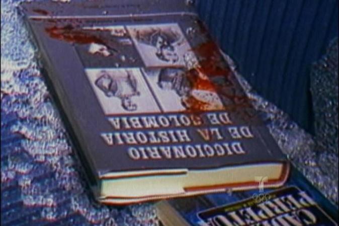 En esta imagen de la vida real se muestra uno de los libros ensangrentados que quedaron en el auto de Lara Bonilla tras su asesinato.el 30 de abril de 1984.