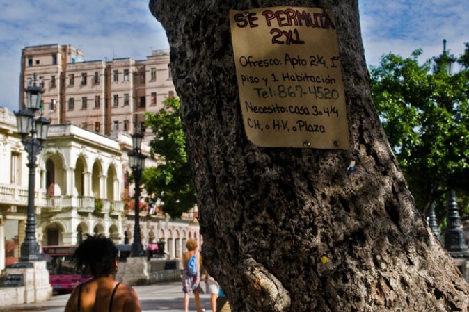 3 DE NOVIEMBRE, 2011: Un cartel en La Habana anuncia una posible "permuta" de casas. En la isla se ha anunciado que de ahora en adelante los cubanos podrán comprar y vender bienes raíces.