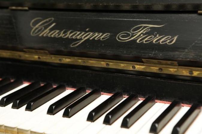Vendo piano de estudio CHASSAIGNE FRERES 7/8 2 pedales banqueta original. Precio: 300 cuc