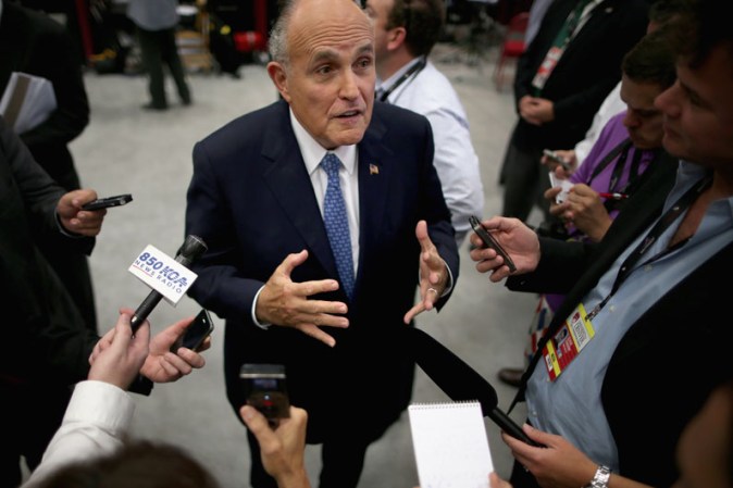 El republicano Rudy Giuliani, ex alcalde de la ciudad de Nueva York, es entrevistado en el Ritchie Center.