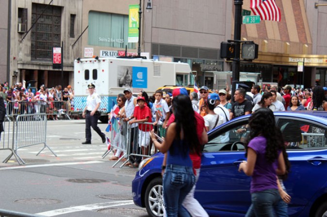 Llenos de alegría y a ritmo de tambor, güira y guitarra, los dominicanos hicieron tronar a la Gran Manzana en su desfile de Manhattan 2013.
