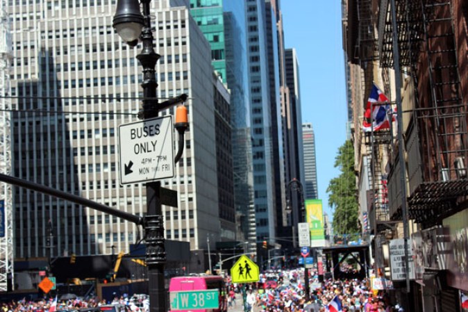 Llenos de alegría y a ritmo de tambor, güira y guitarra, los dominicanos hicieron tronar a la Gran Manzana en su desfile de Manhattan 2013.