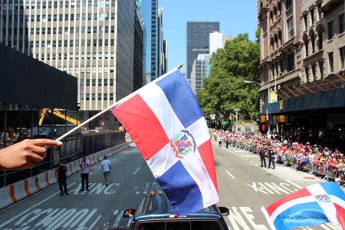 Llenos de alegría y a ritmo de tambor, güira y guitarra, los dominicanos hicieron tronar a la Gran Manzana en su desfile de Manhattan 2013.