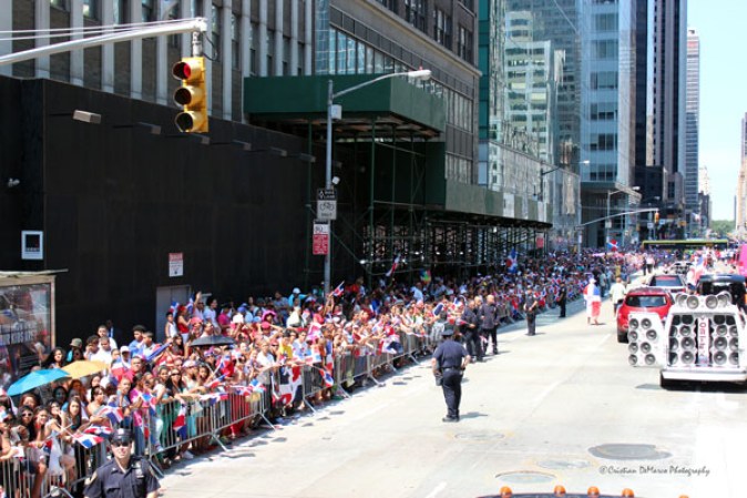 Llenos de alegría y a ritmo de tambor, güira y guitarra, los dominicanos hicieron tronar a la Gran Manzana en su desfile de Manhattan 2013.