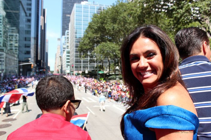 Llenos de alegría y a ritmo de tambor, güira y guitarra, los dominicanos hicieron tronar a la Gran Manzana en su desfile de Manhattan 2013.