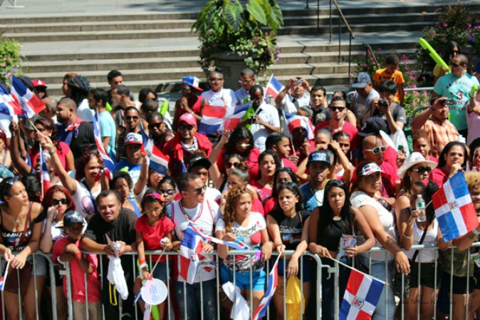 Llenos de alegría y a ritmo de tambor, güira y guitarra, los dominicanos hicieron tronar a la Gran Manzana en su desfile de Manhattan 2013.