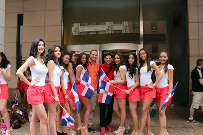 Llenos de alegría y a ritmo de tambor, güira y guitarra, los dominicanos hicieron tronar a la Gran Manzana en su desfile de Manhattan 2013.
