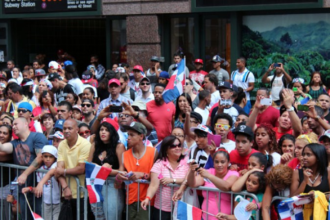 Llenos de alegría y a ritmo de tambor, güira y guitarra, los dominicanos hicieron tronar a la Gran Manzana en su desfile de Manhattan 2013.