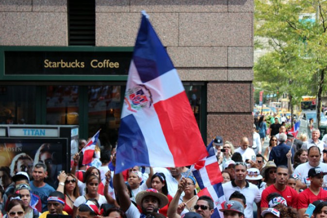 Llenos de alegría y a ritmo de tambor, güira y guitarra, los dominicanos hicieron tronar a la Gran Manzana en su desfile de Manhattan 2013.