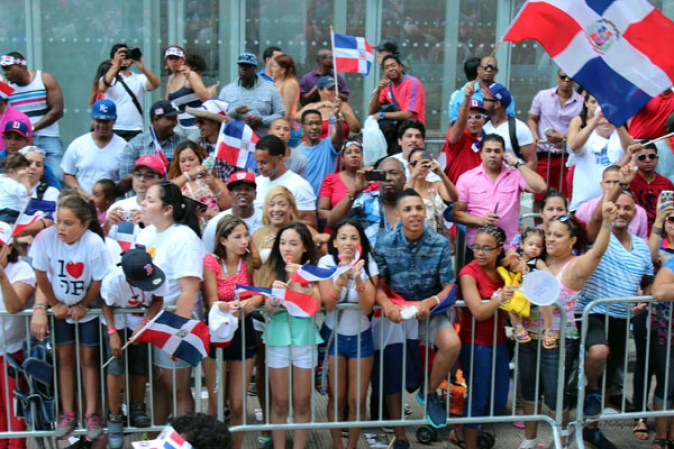 Llenos de alegría y a ritmo de tambor, güira y guitarra, los dominicanos hicieron tronar a la Gran Manzana en su desfile de Manhattan 2013.