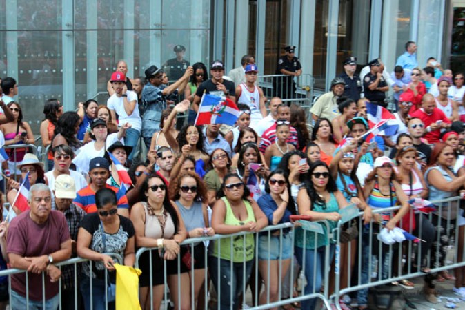Llenos de alegría y a ritmo de tambor, güira y guitarra, los dominicanos hicieron tronar a la Gran Manzana en su desfile de Manhattan 2013.