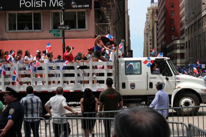 Llenos de alegría y a ritmo de tambor, güira y guitarra, los dominicanos hicieron tronar a la Gran Manzana en su desfile de Manhattan 2013.