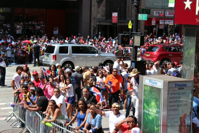 Llenos de alegría y a ritmo de tambor, güira y guitarra, los dominicanos hicieron tronar a la Gran Manzana en su desfile de Manhattan 2013.