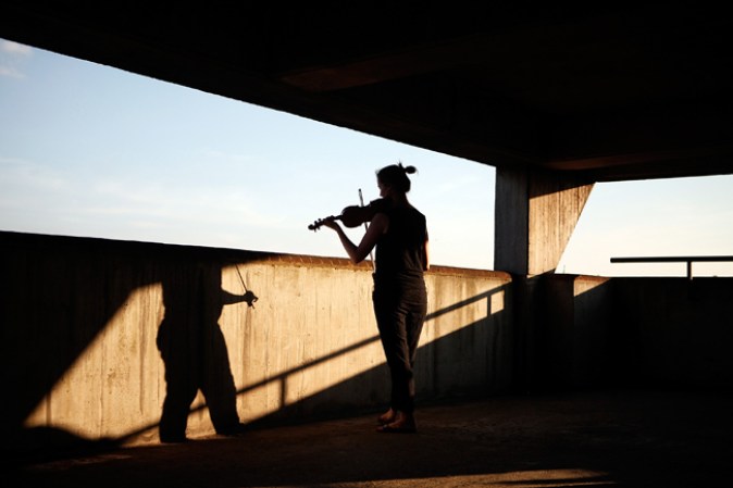 Londres; Violinista practicando.