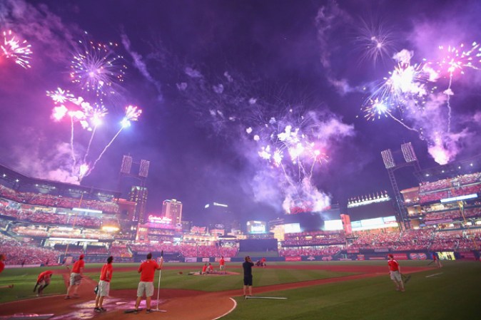 Iniciamos el resumen de esta semana con esta foto de los fuegos artificiales al final del juego entre los St. Louis Cardinals y los Miami Marlins en el Busch Stadium el 4 de Julio.