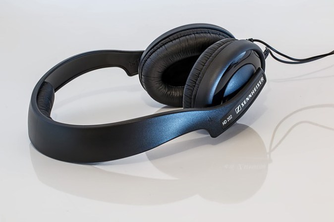 A la hora de hablar de calidad de audio el precio si importa, pero puedes encontrar audífonos de calidad profesional por 50$ sin tener que gastar más de $100 solo por un logo impreso.