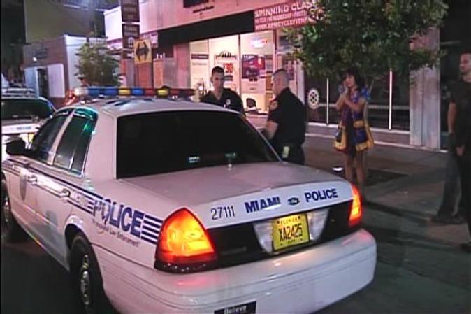 01 DE NOVIEMBRE DE 2012 - El Departamento de Policía investiga el apuñalamiento de cuatro hombres después de una fiesta de Halloween en Coconut Grove.