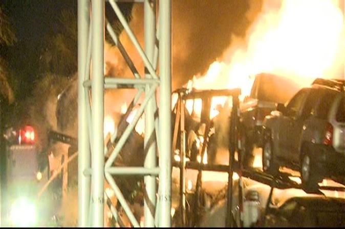 13 DE SEPTIEMBRE DE 2012 - Nueve vehículos fueron destruidos después de que un camión estalló en llamas en Hialeah.