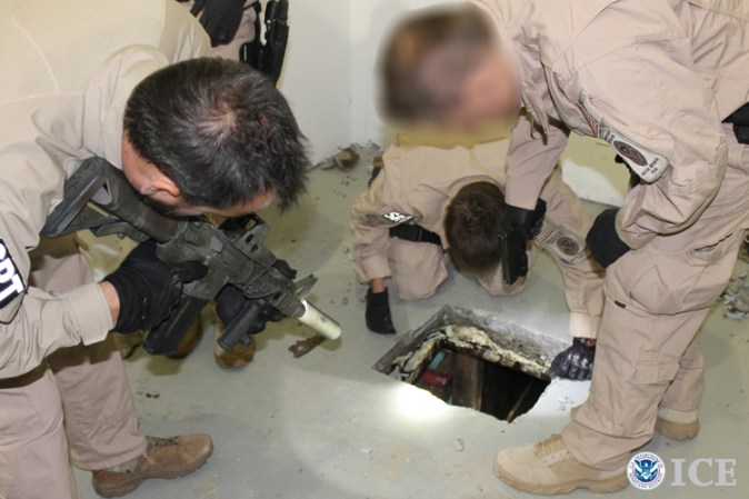 El equipo especial notificó a las autoridades mexicanas, que entonces descubrieron la entrada del túnel en un cobertizo en el patio de la vivienda en Nogales, Arizona.