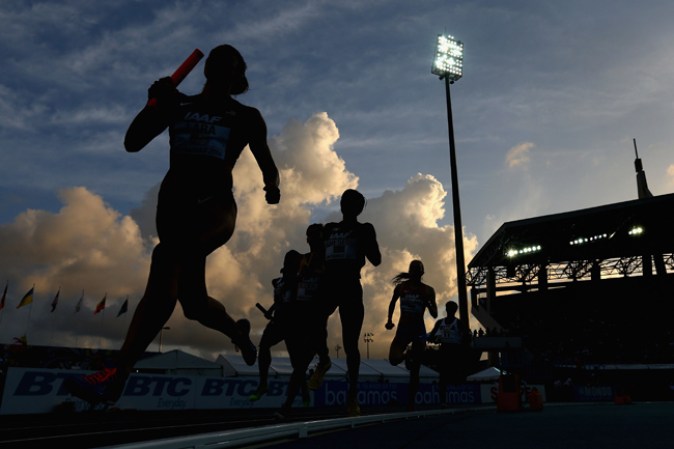 NASSAU, BAHAMAS Geena Lara de Estados Unidos en el Women's 4x800 metres relay final del IAAF World Relays en el Thomas Robinson Stadium