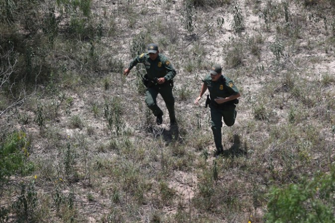 En ocasiones, los agentes se ven obligados a perseguir inmigrantes indocumentados como en esta imagen tomada en Falfurrias, Texas.