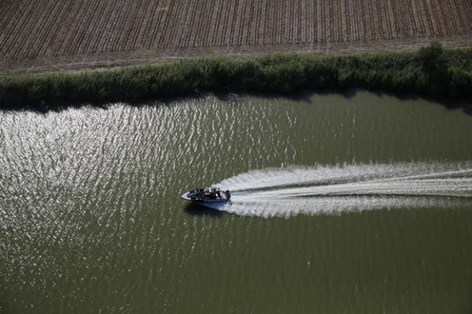 En esta imagen, la Patrulla Fronteriza monitorea el Rio Bravo en McAllen, Texas.