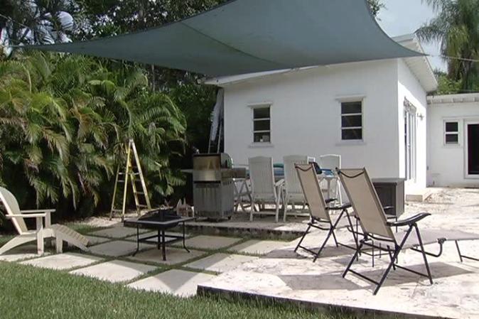 A simple vista mucha tranquilidad, pero en esta casa ubicada al sur de Miami las abejas pululaban a través de techos y paredes.