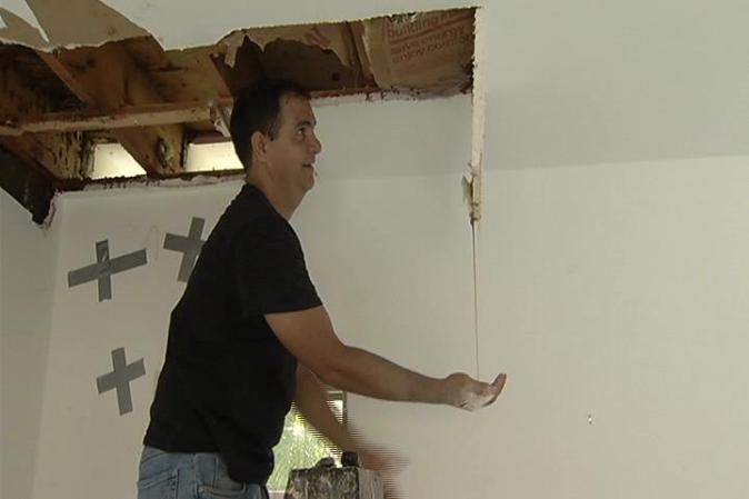 La miel empezó a gotea del techo cuando se empezó a trabajar en la reparación.