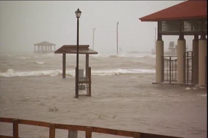 Según el Centro Nacional de Huracanes (NHC), se generó una "peligrosa marea de tormenta" que azota la costa norte del Golfo de México.