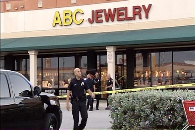 La víctima fue fue trasladada al Jackson Hospital y se encuentra en condición estable.