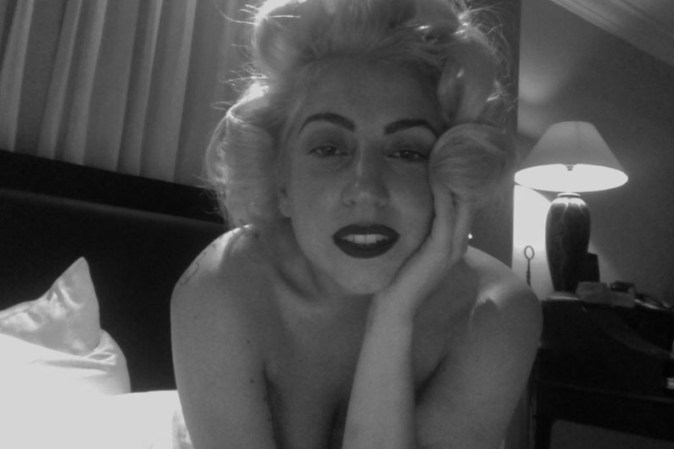 “Feliz cumpleaños, Marilyn. Nunca nos quitarán nuestro cabello rubio y lápiz labial”, escribió Lady Gaga en Twitter para acompañar la imagen.