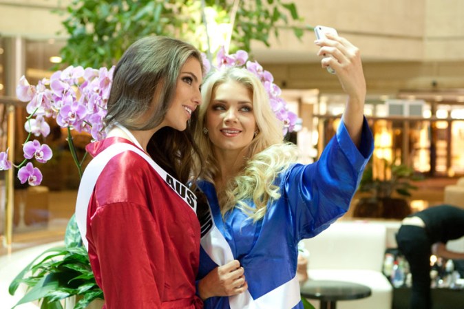 Olivia Wells, Miss Australia 2013, y Lotta Hintsa, Miss Finlandia 2013