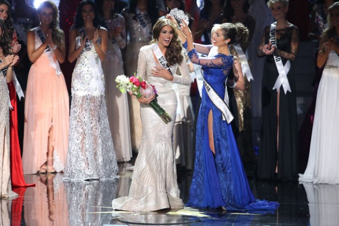 Gabriela Isler es coronada por su antecesora, la estadounidense Olivia Culpo, Miss Universo 2012.