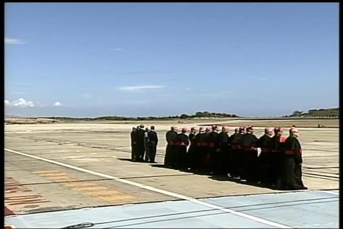 El papa Benedicto XVI llega a Santiago de Cuba, donde es recibido por el gobernante Raúl Castro.