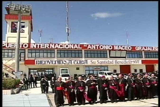 El papa Benedicto XVI llega a Santiago de Cuba, donde es recibido por el gobernante Raúl Castro.