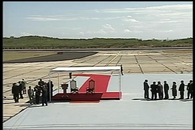 El papa Benedicto XVI llega a Santiago de Cuba, donde es recibido por el gobernante Raúl Castro.