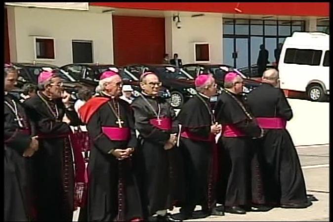 El papa Benedicto XVI llega a Santiago de Cuba, donde es recibido por el gobernante Raúl Castro.