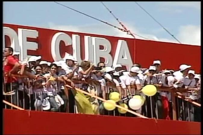 El papa Benedicto XVI llega a Santiago de Cuba, donde es recibido por el gobernante Raúl Castro.