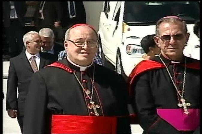 El papa Benedicto XVI llega a Santiago de Cuba, donde es recibido por el gobernante Raúl Castro.