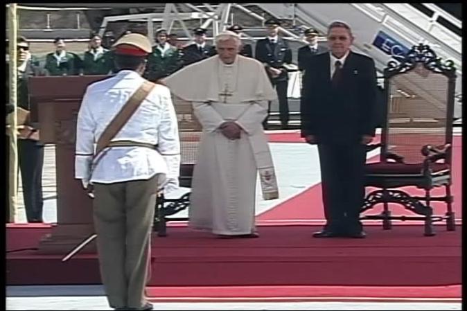 El papa Benedicto XVI llega a Santiago de Cuba, donde es recibido por el gobernante Raúl Castro.