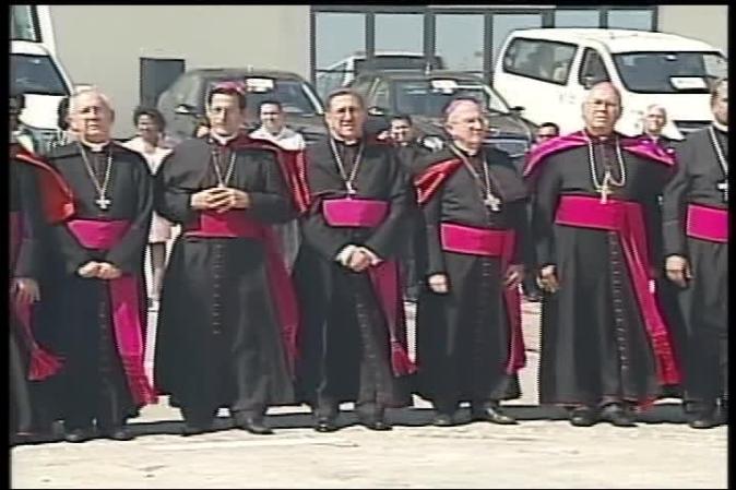 El papa Benedicto XVI llega a Santiago de Cuba, donde es recibido por el gobernante Raúl Castro.