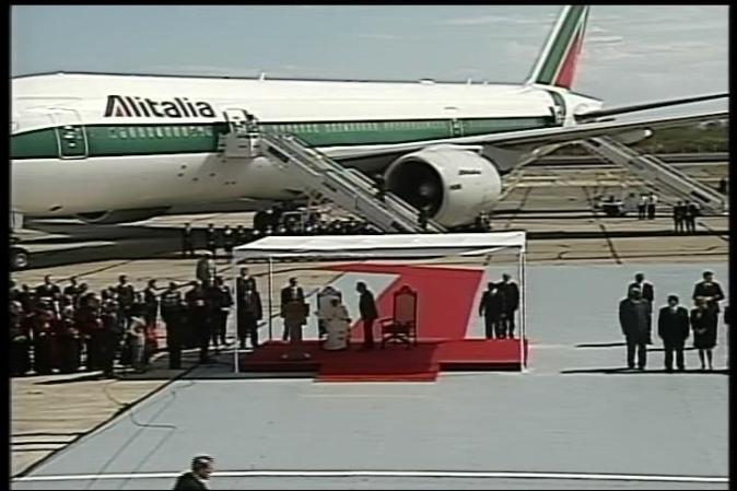 El papa Benedicto XVI llega a Santiago de Cuba, donde es recibido por el gobernante Raúl Castro.