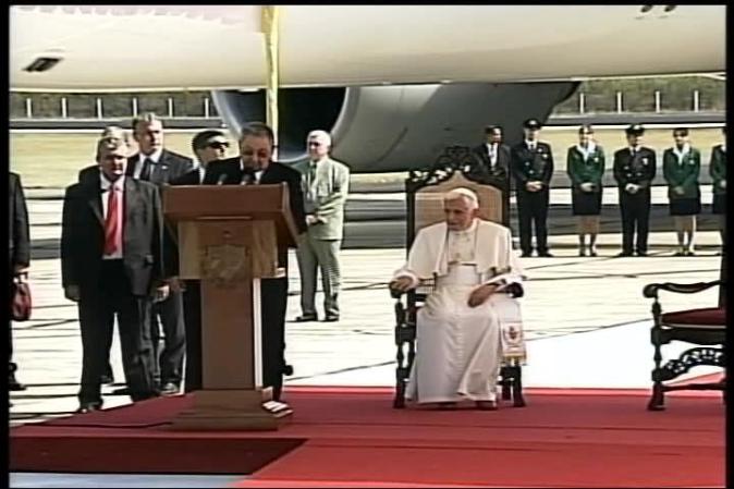 El papa Benedicto XVI llega a Santiago de Cuba, donde es recibido por el gobernante Raúl Castro.
