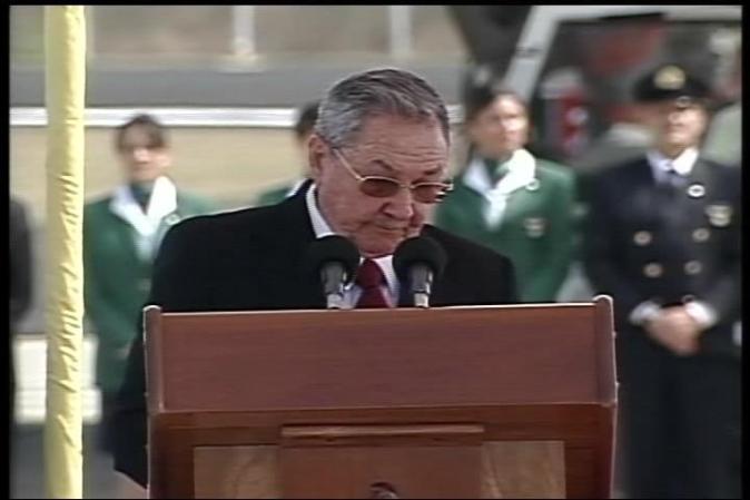El papa Benedicto XVI llega a Santiago de Cuba, donde es recibido por el gobernante Raúl Castro.