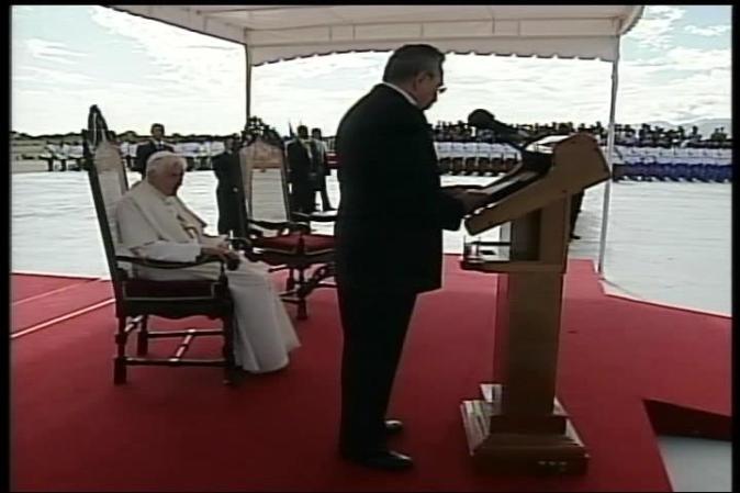 El papa Benedicto XVI llega a Santiago de Cuba, donde es recibido por el gobernante Raúl Castro.