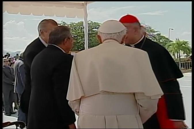 El papa Benedicto XVI llega a Santiago de Cuba, donde es recibido por el gobernante Raúl Castro.