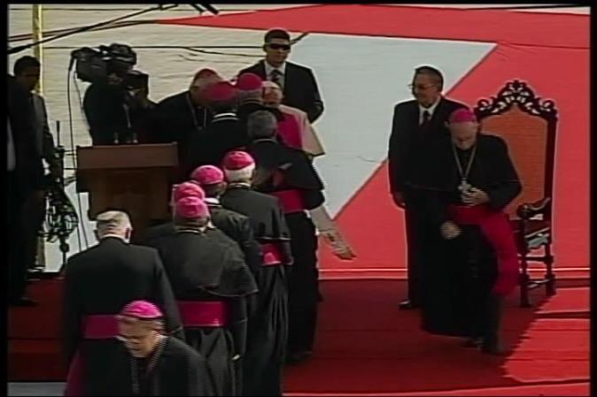 El papa Benedicto XVI llega a Santiago de Cuba, donde es recibido por el gobernante Raúl Castro.