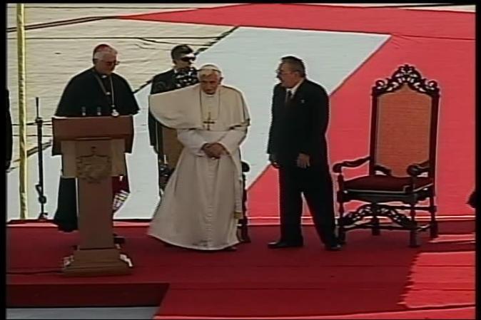 El papa Benedicto XVI llega a Santiago de Cuba, donde es recibido por el gobernante Raúl Castro.